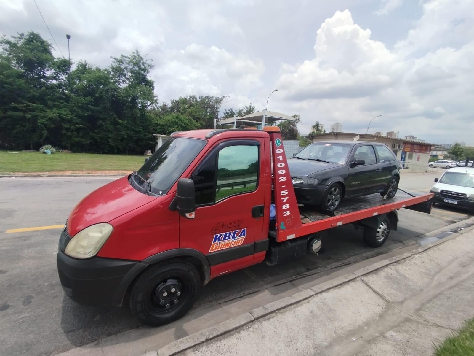 Guincho transportando automóvel em Embu-Guaçu